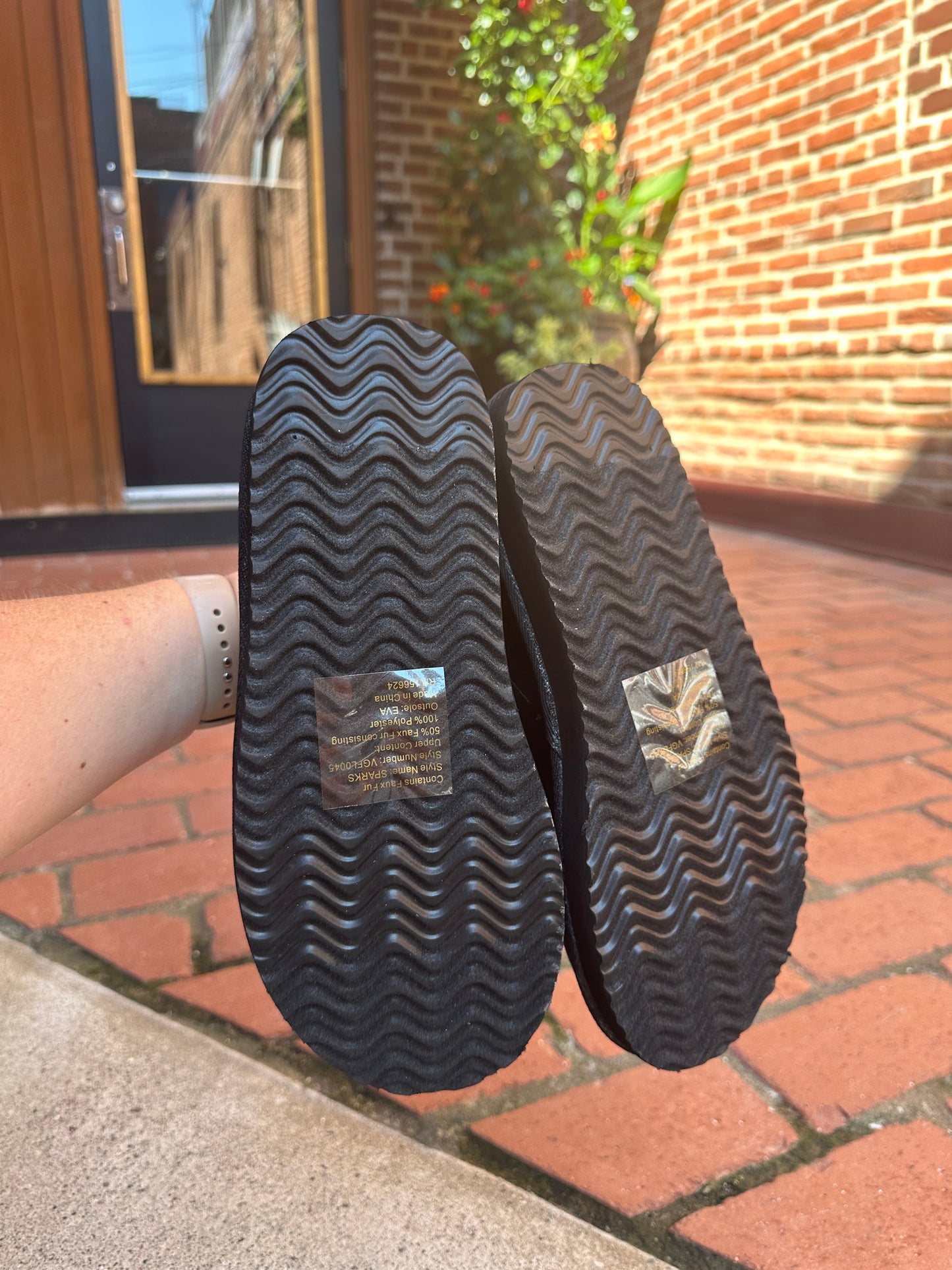 Kelli Tasman Slippers in Black
