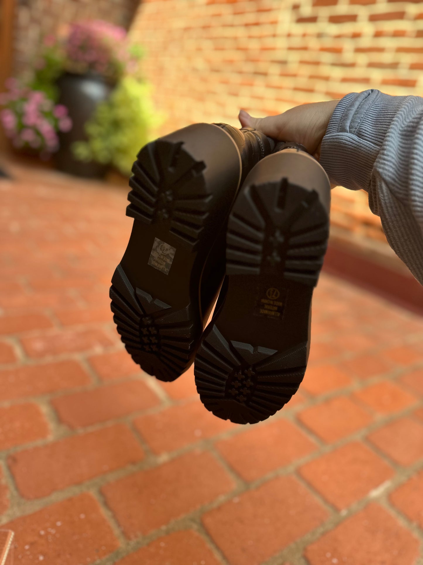 Chelsea Patterned Boots in Black
