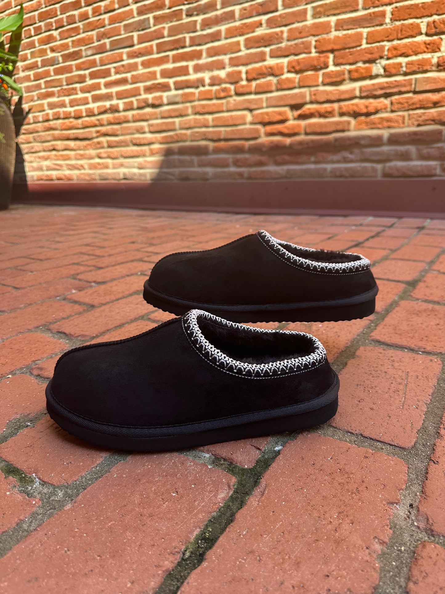 Kelli Tasman Slippers in Black