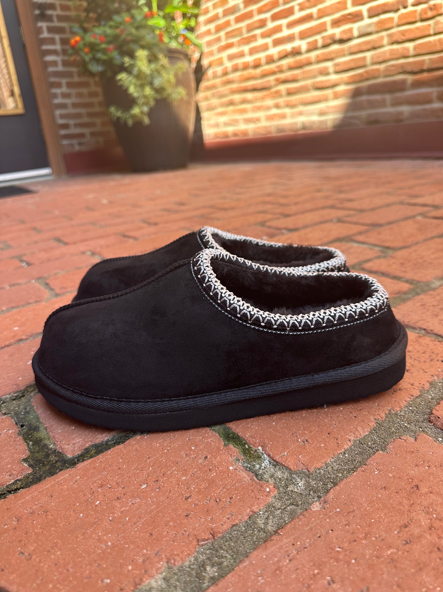 Kelli Tasman Slippers in Black
