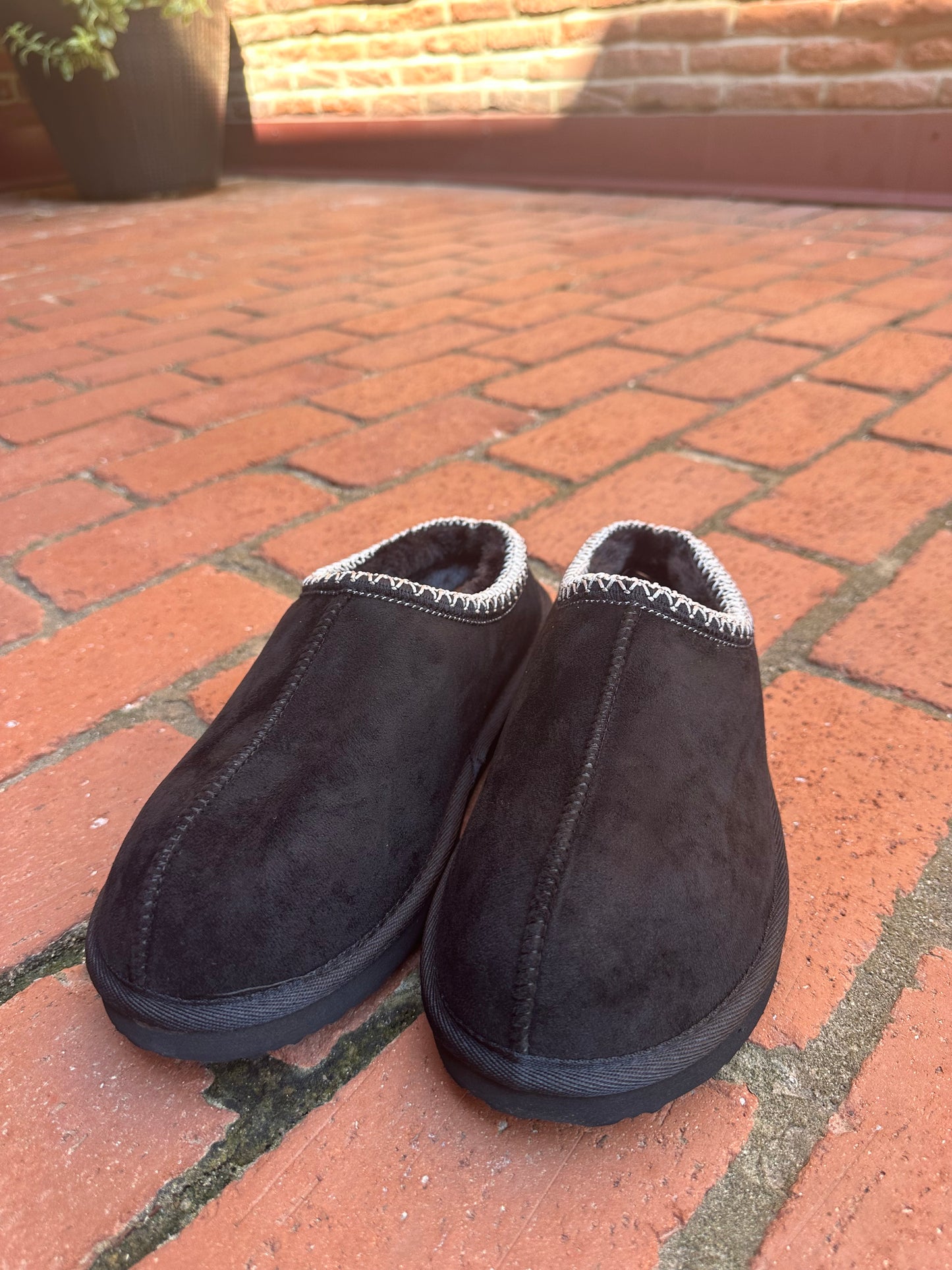 Kelli Tasman Slippers in Black