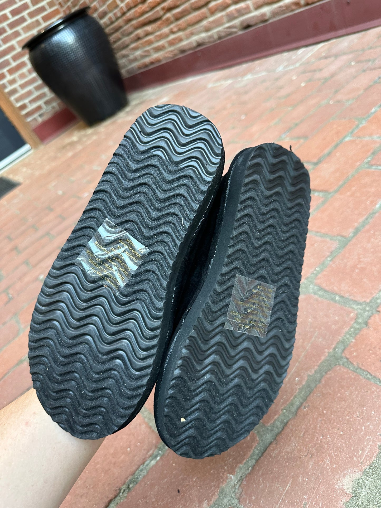 Kali Tasman Slippers in Black