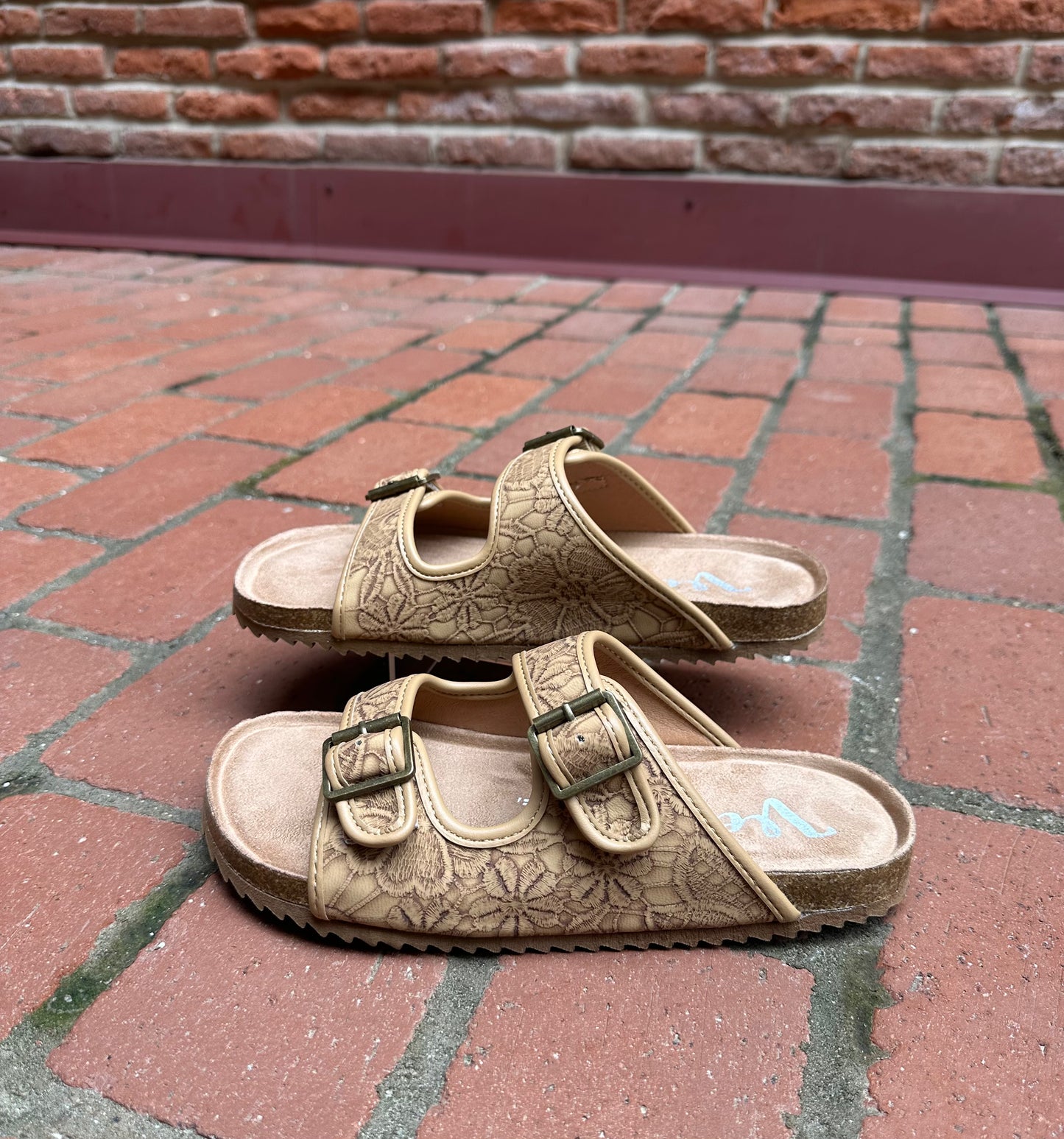 Berry Sandal in Tan
