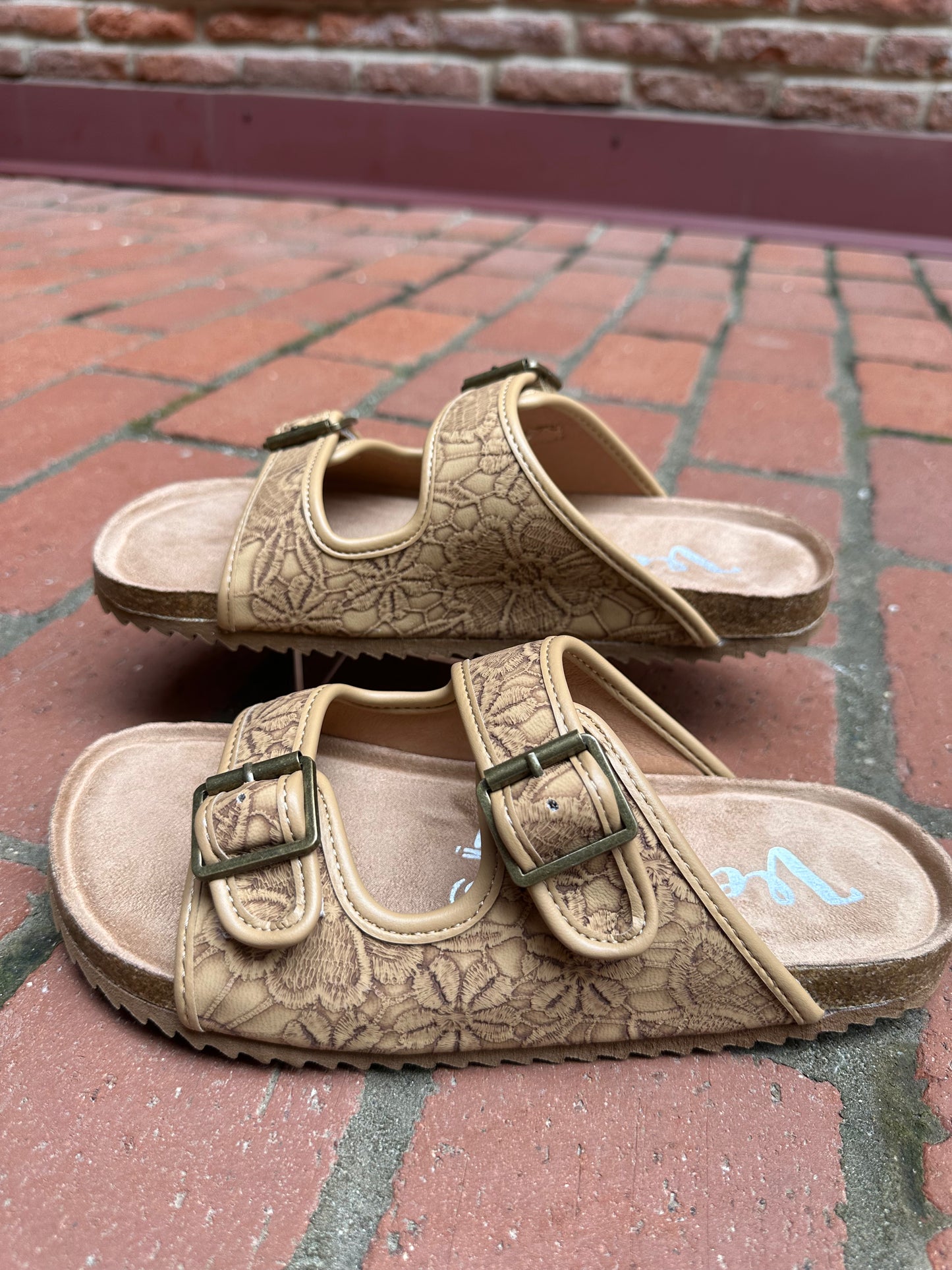 Berry Sandal in Tan