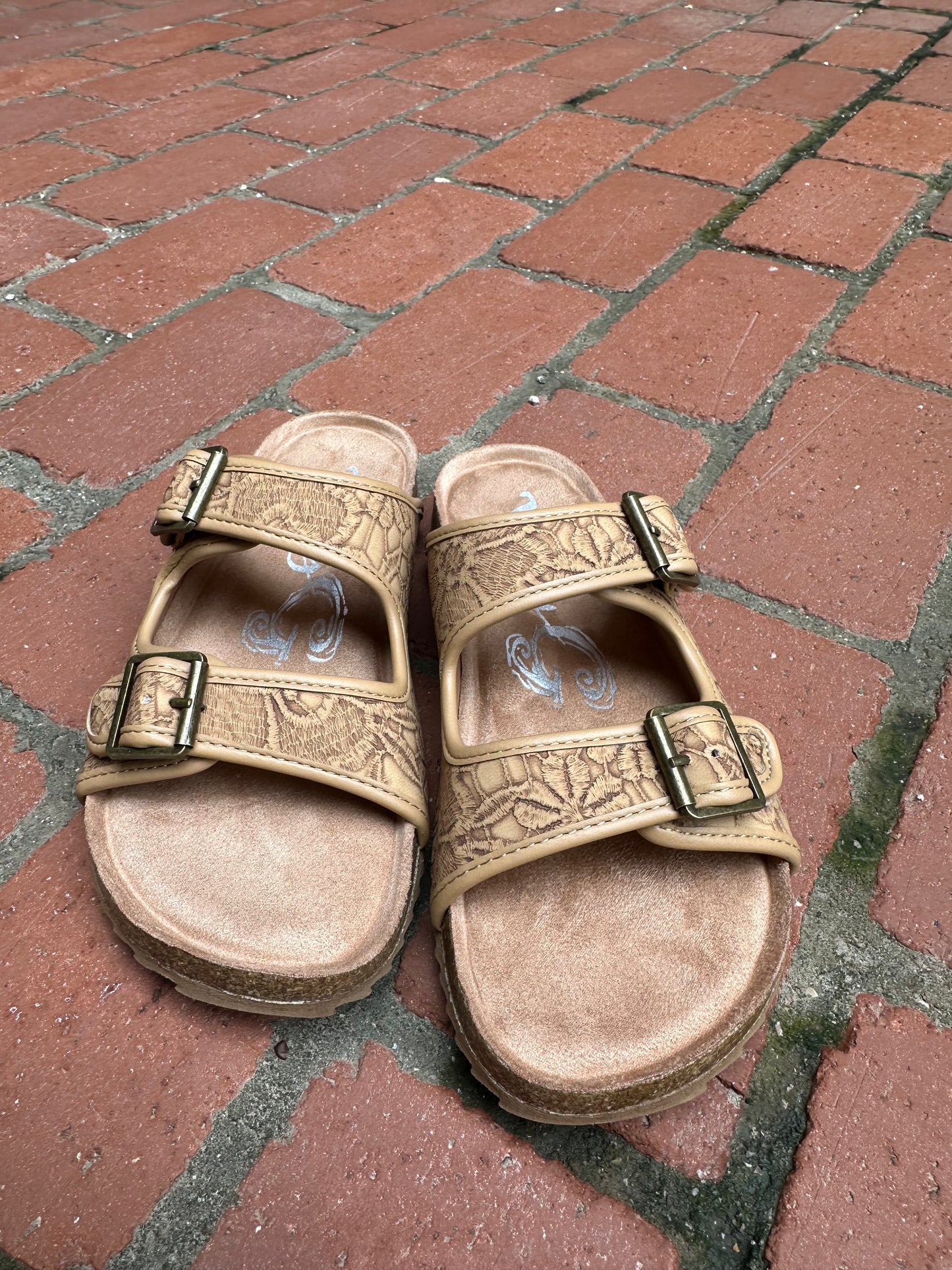 Berry Sandal in Tan