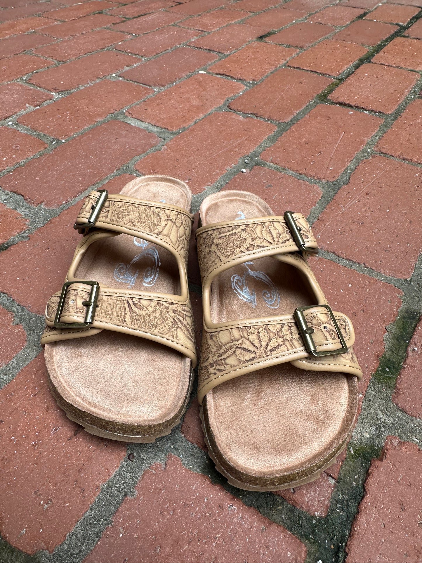 Berry Sandal in Tan