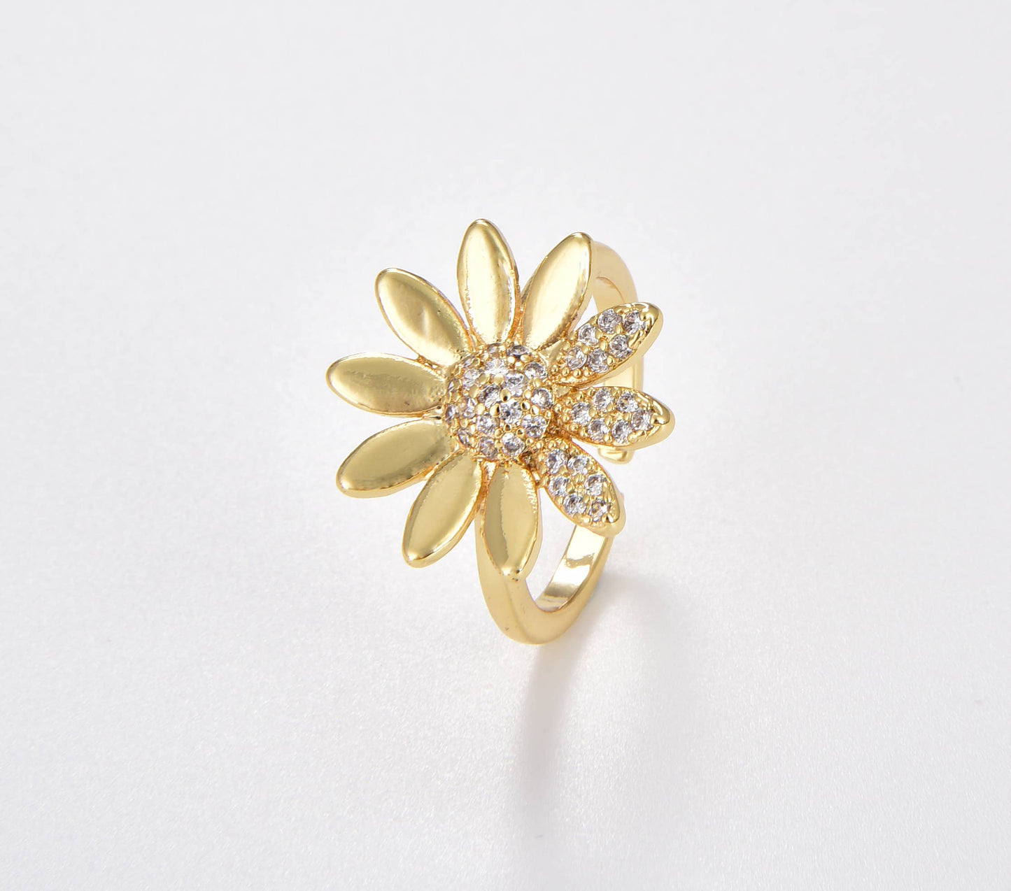 Daisy Flower Ring in gold
