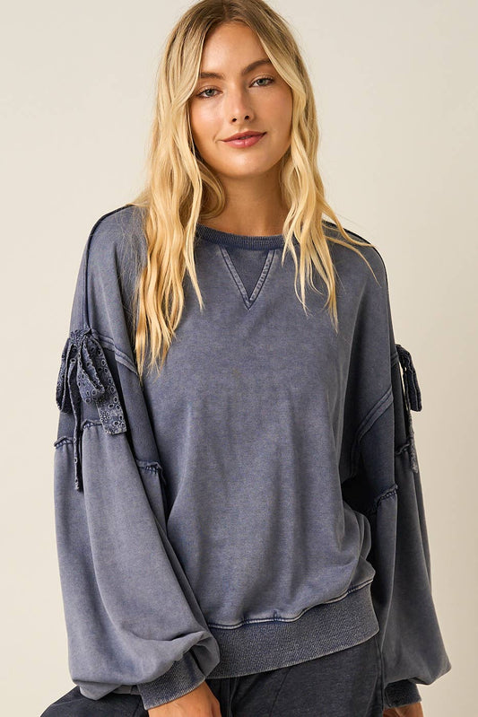 Liz Bow Appliqué Washed Balloon Crewneck in Blueberry