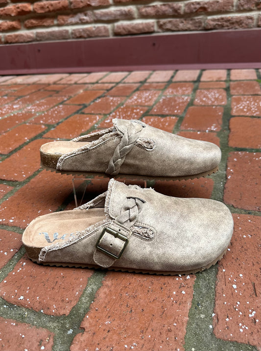 Iris Clog in Tan